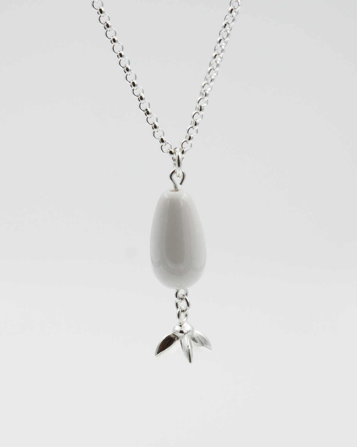 Pidetty Onerva-riipus 45 cm hopea