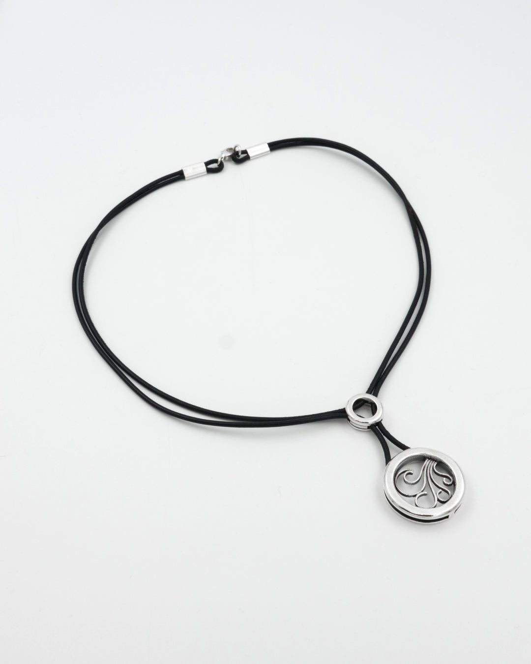 Pidetty Vellamo-riipus 45 cm hopea musta