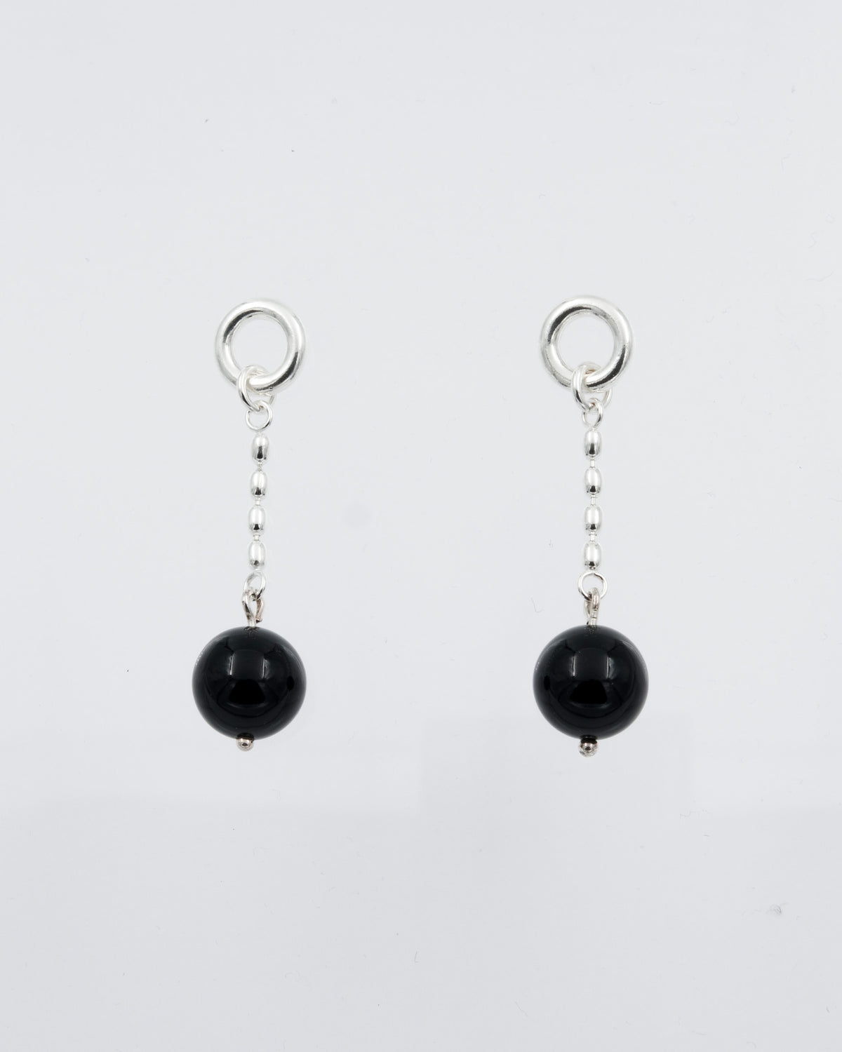 Kept Pore earrings in silver onyx