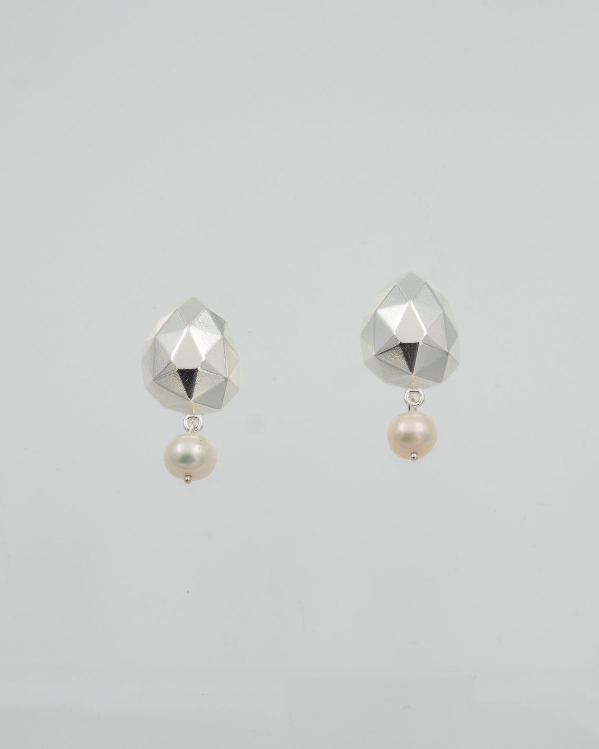 Pidetty Maman Aurore -korvakorut hopea helmi